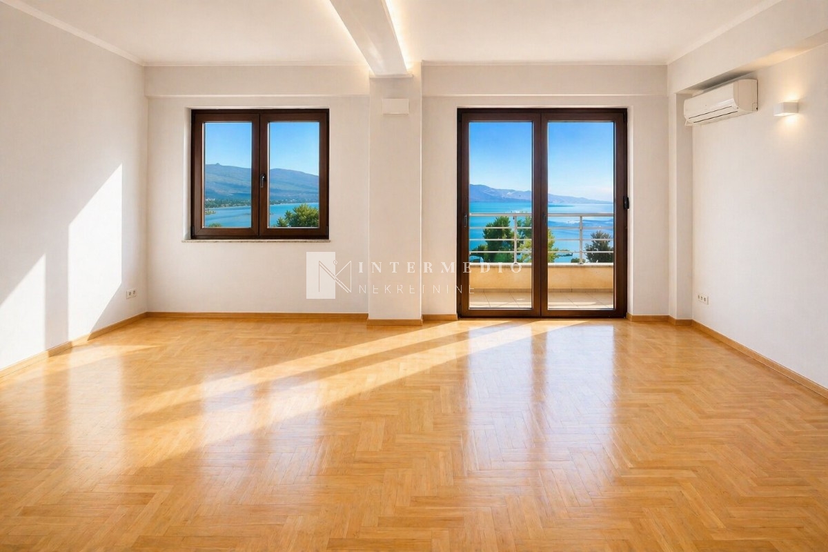 Apartment for Sale in Igalo – First Line to the Sea, Exclusive Location, Sea View, Garage Included